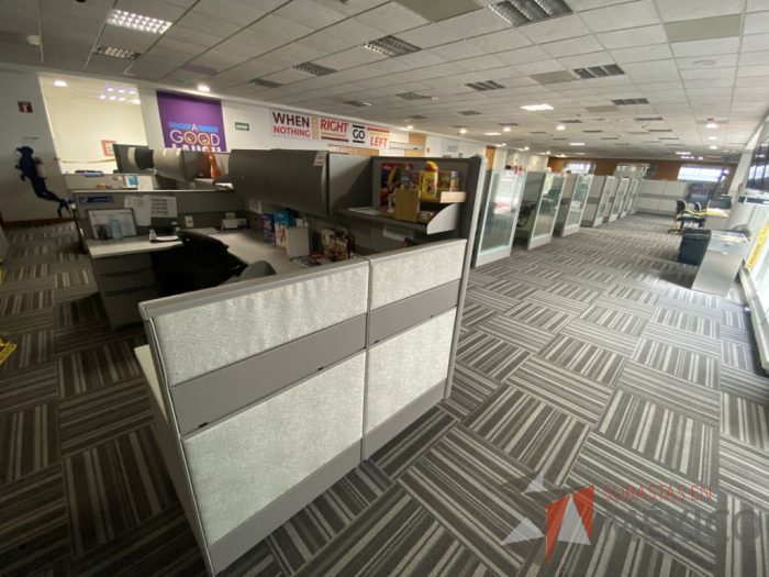 Lote 059 - Estación de trabajo para 13 personas de mampara alta con 13 gavetas - Imagen 8