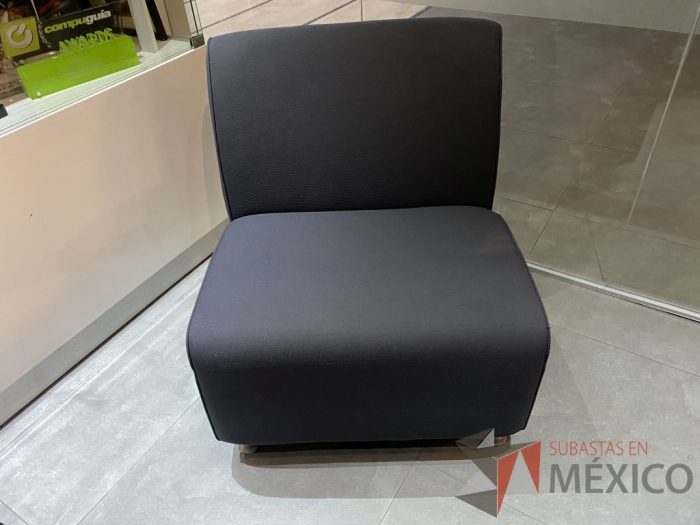 Lote 002 - Sillón de 1 plaza, asiento y respaldo color en tela color gris