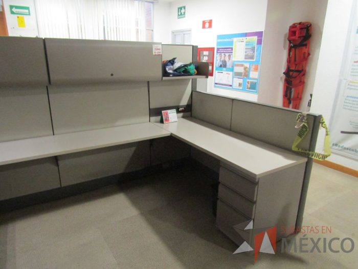 Lote 002 - Estación de trabajo para 16 personas con mampara alta con 16 gavetas - Imagen 21
