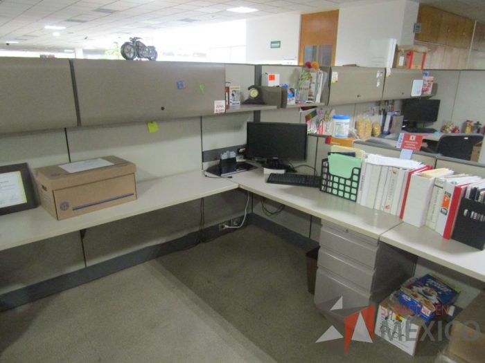 Lote 002 - Estación de trabajo para 16 personas con mampara alta con 16 gavetas - Imagen 23