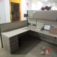 Lote 002 - Estación de trabajo para 16 personas con mampara alta con 16 gavetas