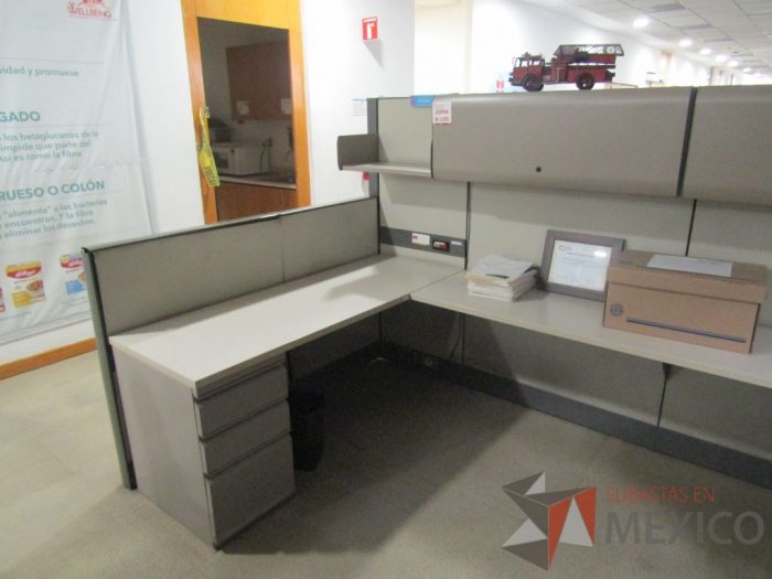 Lote 002 - Estación de trabajo para 16 personas con mampara alta con 16 gavetas - Imagen 25