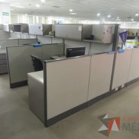Lote 016 - Estación de trabajo para 8 personas con mampara alta con 8 gavetas