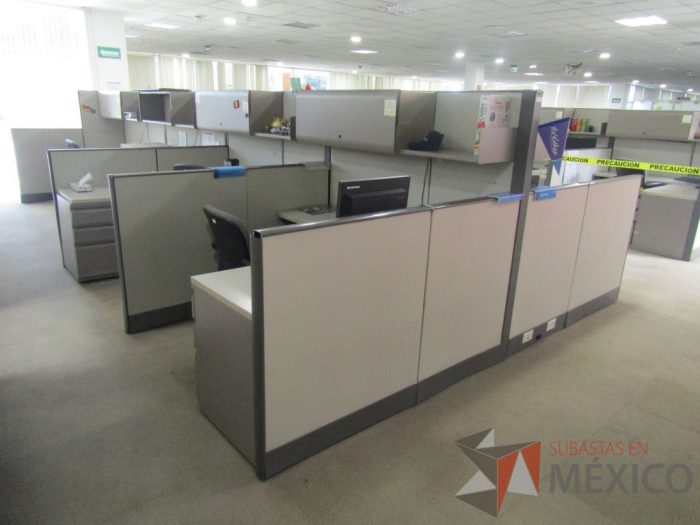 Lote 016 - Estación de trabajo para 8 personas con mampara alta con 8 gavetas