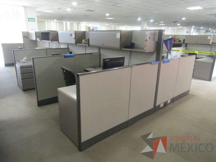 Lote 016 - Estación de trabajo para 8 personas con mampara alta con 8 gavetas - Imagen 3