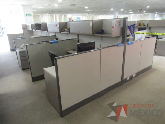 Lote 016 - Estación de trabajo para 8 personas con mampara alta con 8 gavetas - Imagen 4