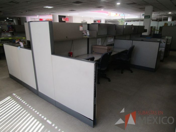 Lote 016 - Estación de trabajo para 8 personas con mampara alta con 8 gavetas - Imagen 5
