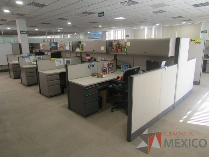 Lote 016 - Estación de trabajo para 8 personas con mampara alta con 8 gavetas - Imagen 6