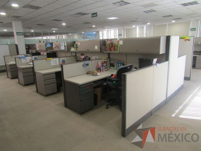 Lote 016 - Estación de trabajo para 8 personas con mampara alta con 8 gavetas - Imagen 7