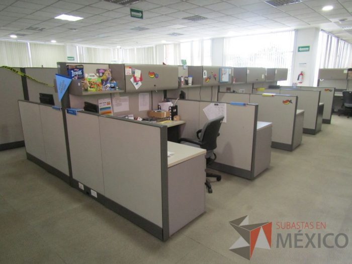Lote 016 - Estación de trabajo para 8 personas con mampara alta con 8 gavetas - Imagen 8
