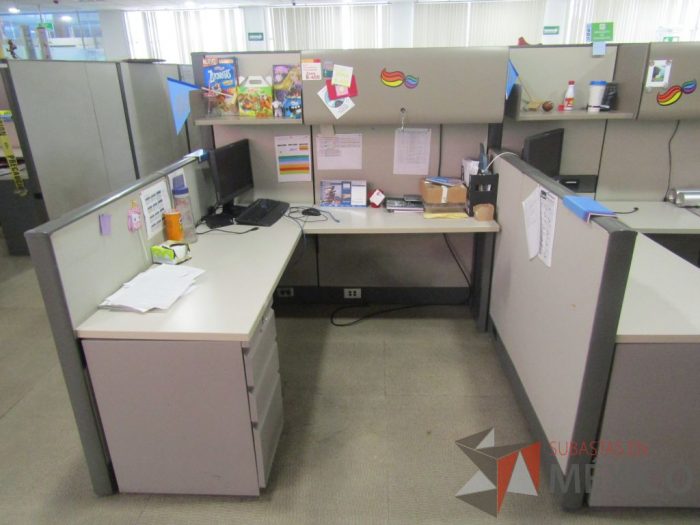 Lote 016 - Estación de trabajo para 8 personas con mampara alta con 8 gavetas - Imagen 9