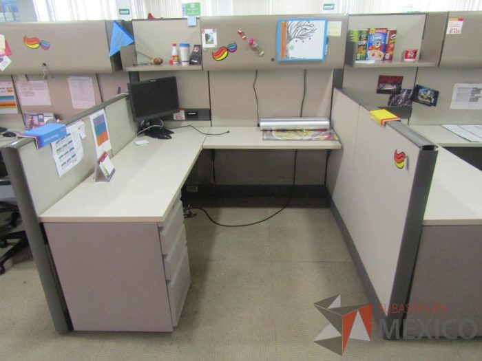 Lote 016 - Estación de trabajo para 8 personas con mampara alta con 8 gavetas - Imagen 10