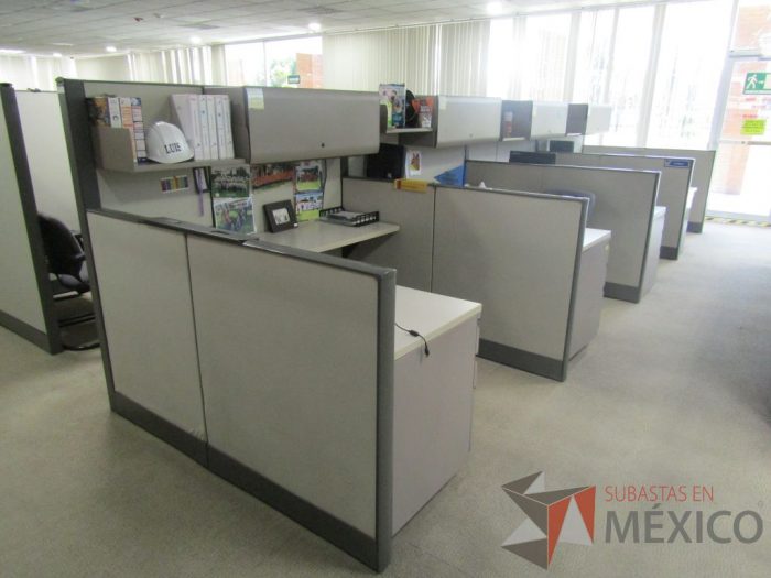 Lote 019 - Estación de trabajo para 4 personas con mampara alta con 4 gavetas - Imagen 6