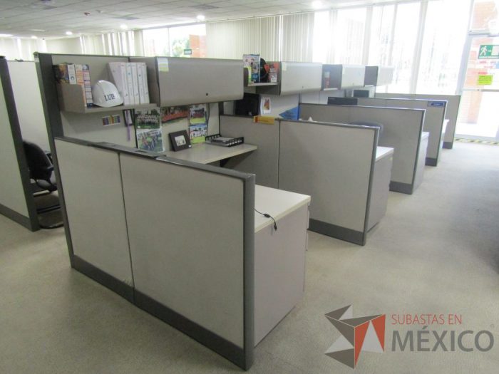 Lote 019 - Estación de trabajo para 4 personas con mampara alta con 4 gavetas - Imagen 7