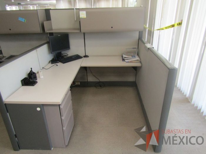 Lote 019 - Estación de trabajo para 4 personas con mampara alta con 4 gavetas - Imagen 8