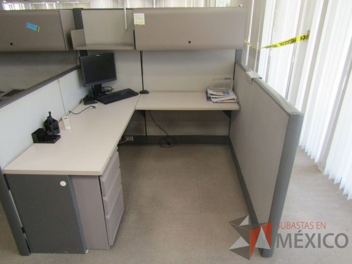 Lote 019 - Estación de trabajo para 4 personas con mampara alta con 4 gavetas - Imagen 9