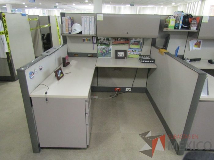 Lote 019 - Estación de trabajo para 4 personas con mampara alta con 4 gavetas - Imagen 11