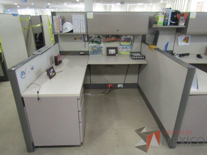 Lote 019 - Estación de trabajo para 4 personas con mampara alta con 4 gavetas - Imagen 10