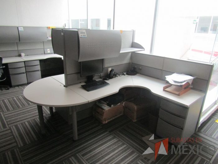 Lote 025 - Estación de trabajo para 4 personas con mampara alta con 4 gavetas - Imagen 4