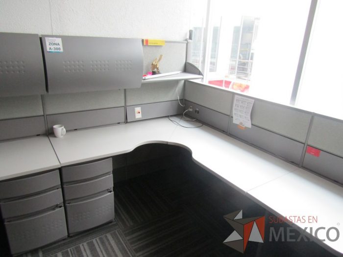 Lote 025 - Estación de trabajo para 4 personas con mampara alta con 4 gavetas - Imagen 5