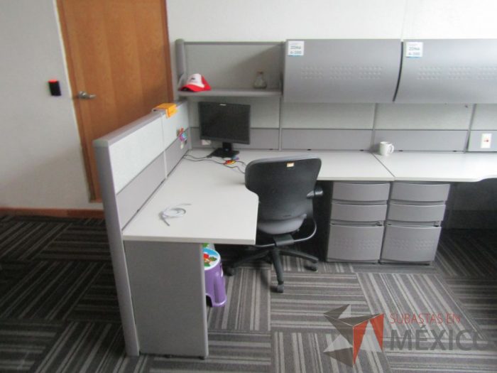 Lote 025 - Estación de trabajo para 4 personas con mampara alta con 4 gavetas - Imagen 6