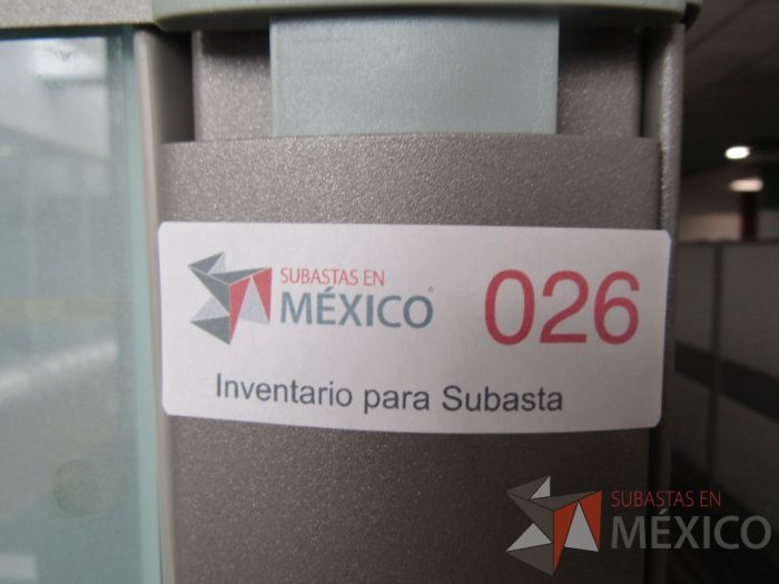 Lote 029 - Estación de trabajo para 12 personas con mampara alta con 12 gavetas - Imagen 13