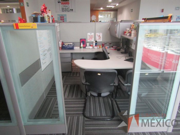 Lote 029 - Estación de trabajo para 12 personas con mampara alta con 12 gavetas - Imagen 17