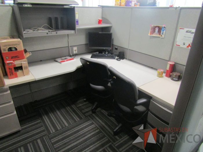 Lote 029 - Estación de trabajo para 12 personas con mampara alta con 12 gavetas - Imagen 22