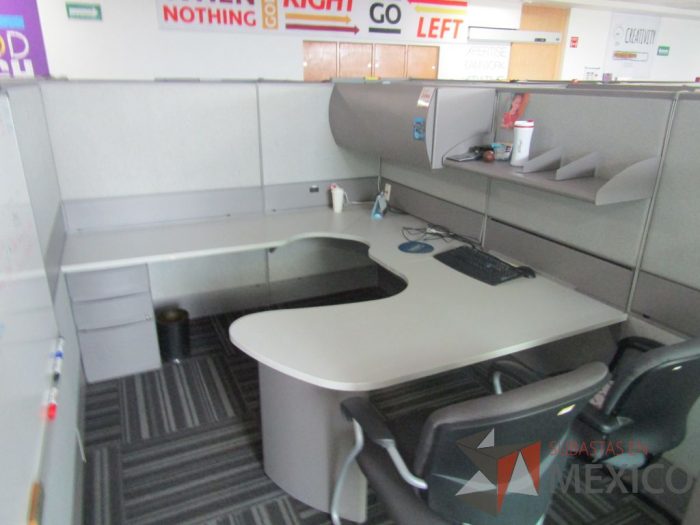 Lote 059 - Estación de trabajo para 13 personas de mampara alta con 13 gavetas - Imagen 16