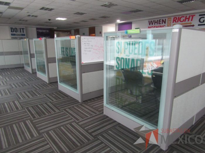 Lote 059 - Estación de trabajo para 13 personas de mampara alta con 13 gavetas - Imagen 19