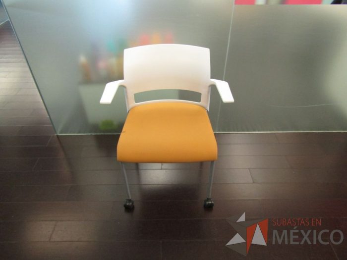 Lote 232 - 5 Sillas de visita con 4 patas metálicas, ruedas, descansabrazos, asiento en tela y respaldo liso color blanco. (Diferentes colores)