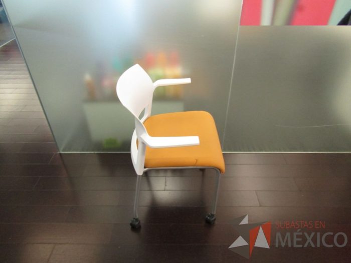 Lote 232 - 5 Sillas de visita con 4 patas metálicas, ruedas, descansabrazos, asiento en tela y respaldo liso color blanco. (Diferentes colores) - Imagen 6