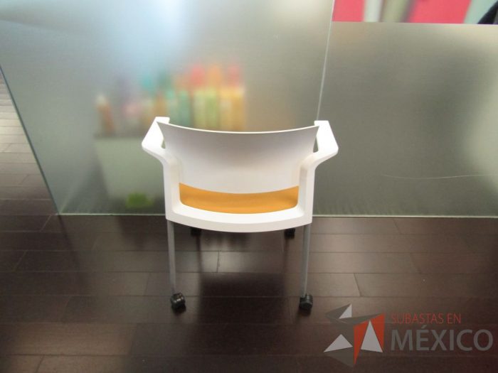 Lote 232 - 5 Sillas de visita con 4 patas metálicas, ruedas, descansabrazos, asiento en tela y respaldo liso color blanco. (Diferentes colores) - Imagen 7