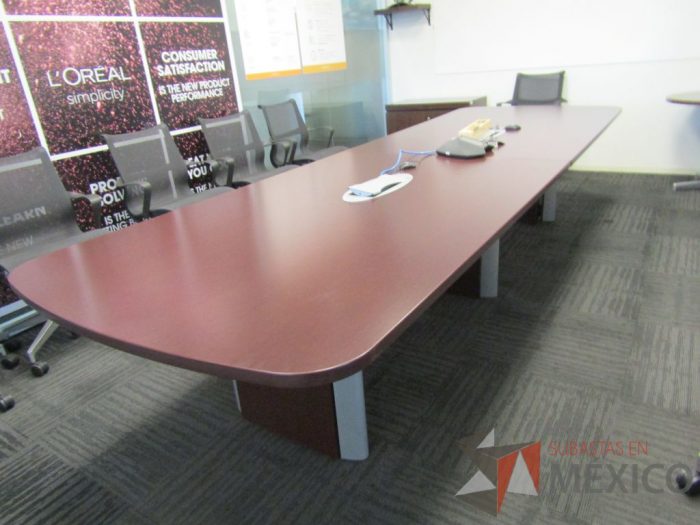 Lote 005 - Mesa de sala de juntas para 10 personas con accesorios para conexión - Imagen 2