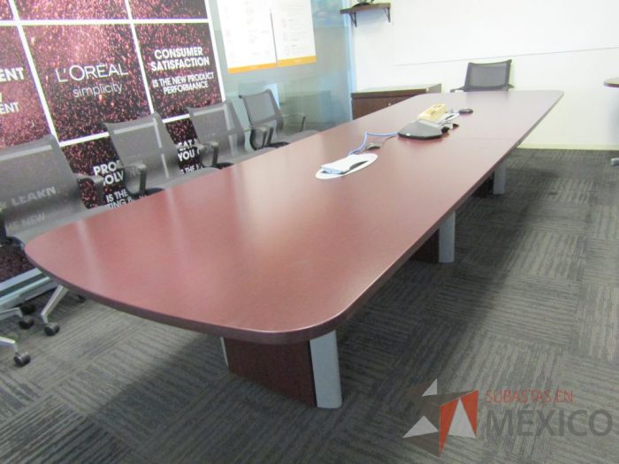 Lote 005 - Mesa de sala de juntas para 10 personas con accesorios para conexión - Imagen 3