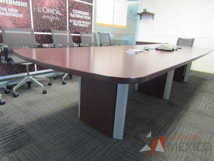 Lote 005 - Mesa de sala de juntas para 10 personas con accesorios para conexión - Imagen 7