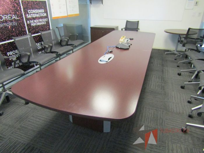 Lote 005 - Mesa de sala de juntas para 10 personas con accesorios para conexión - Imagen 8