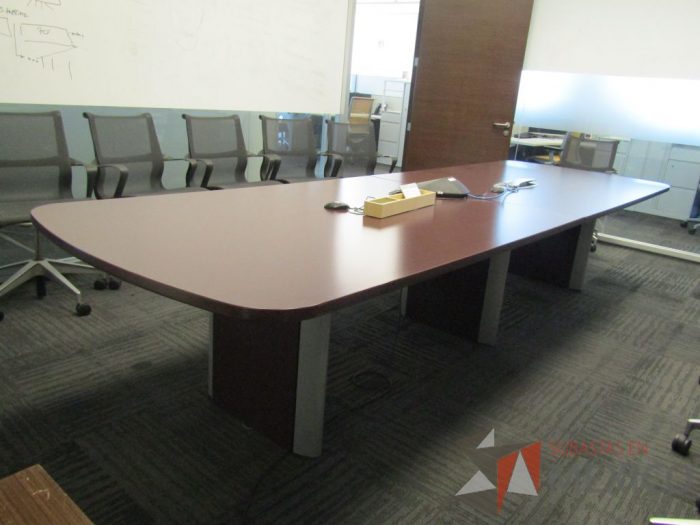 Lote 005 - Mesa de sala de juntas para 10 personas con accesorios para conexión - Imagen 11