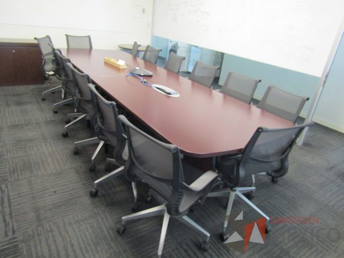 Lote 005 - Mesa de sala de juntas para 10 personas con accesorios para conexión