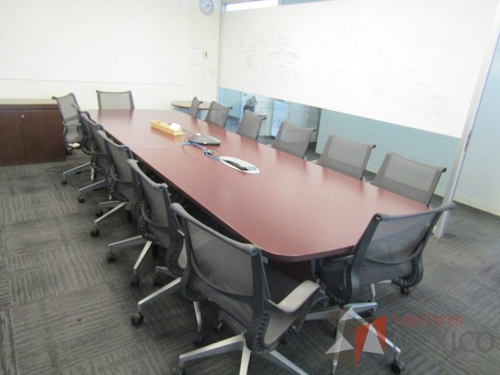 Lote 005 - Mesa de sala de juntas para 10 personas con accesorios para conexión - Imagen 14