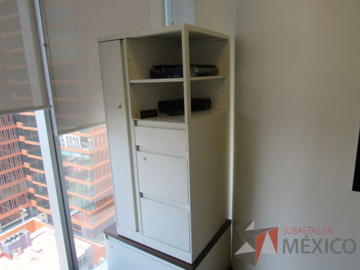 Lote 352 - Gabinete metálico con 3 cajones, 1 puerta y 1 entrepaño color blanco.