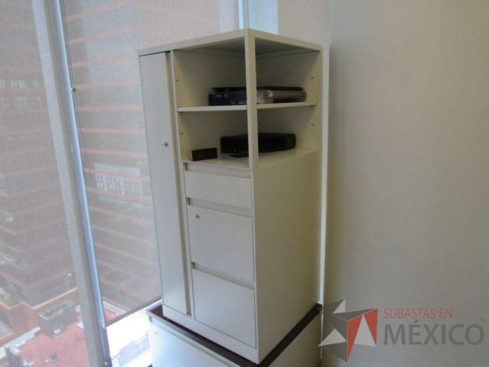 Lote 352 - Gabinete metálico con 3 cajones, 1 puerta y 1 entrepaño color blanco. - Imagen 4