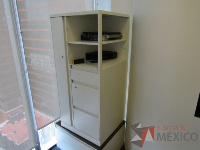 Lote 352 - Gabinete metálico con 3 cajones, 1 puerta y 1 entrepaño color blanco. - Imagen 5