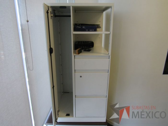 Lote 352 - Gabinete metálico con 3 cajones, 1 puerta y 1 entrepaño color blanco. - Imagen 6