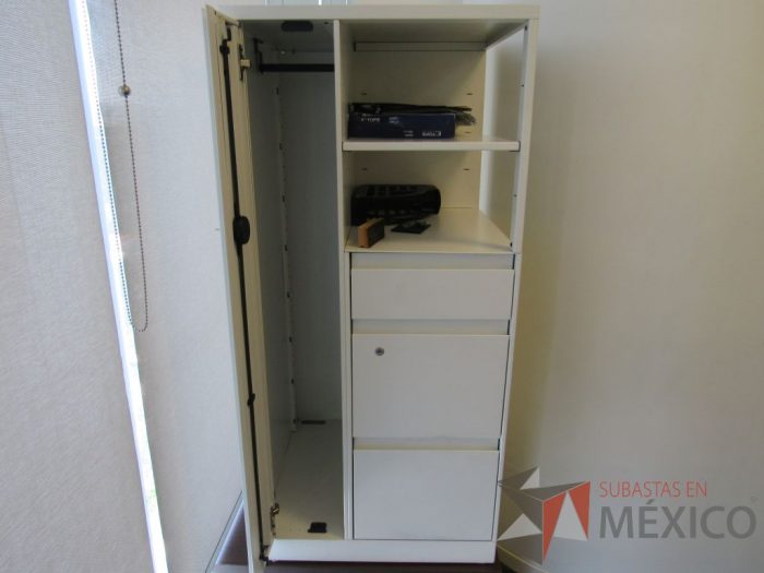 Lote 352 - Gabinete metálico con 3 cajones, 1 puerta y 1 entrepaño color blanco. - Imagen 2