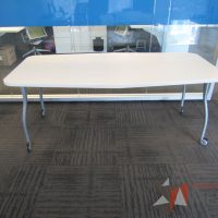 Lote 353 - Mesa de trabajo con 4 patas metálicas, ruedas y cubierta color blanco.