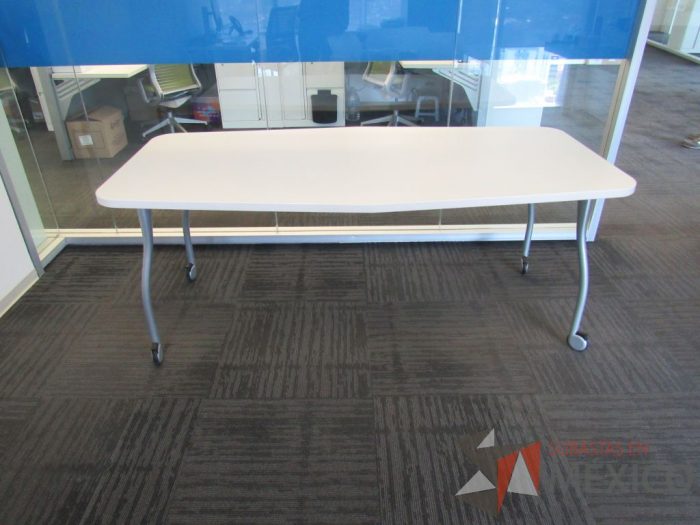 Lote 353 - Mesa de trabajo con 4 patas metálicas, ruedas y cubierta color blanco. - Imagen 2