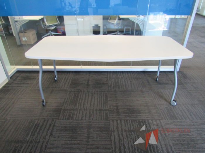 Lote 353 - Mesa de trabajo con 4 patas metálicas, ruedas y cubierta color blanco. - Imagen 3