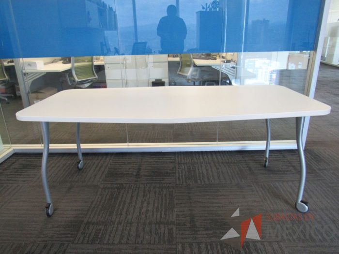 Lote 353 - Mesa de trabajo con 4 patas metálicas, ruedas y cubierta color blanco. - Imagen 4