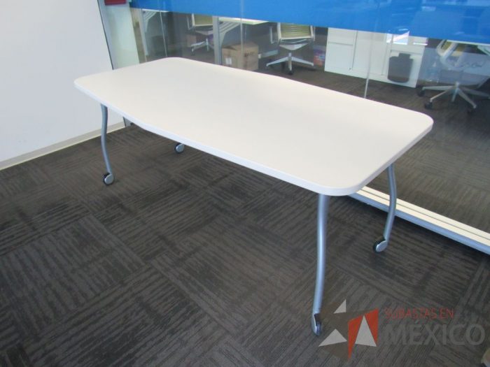 Lote 353 - Mesa de trabajo con 4 patas metálicas, ruedas y cubierta color blanco. - Imagen 5
